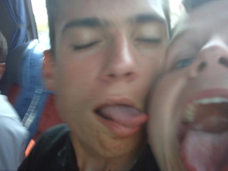 clem et ben ki sont pr&ecirc;t a faire des chose dan le car c pa bi1 devan tt le monde